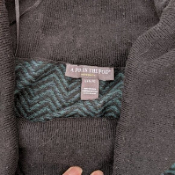 A Pea in the Pod Black/Green Off-Shoulder Sweater - Picture 3 of 5